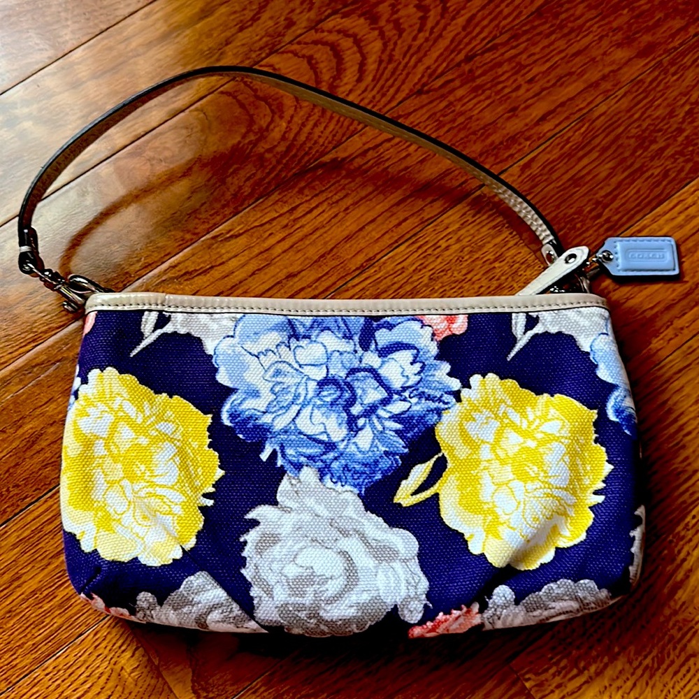 Coach wristlet - Picture 2 of 5